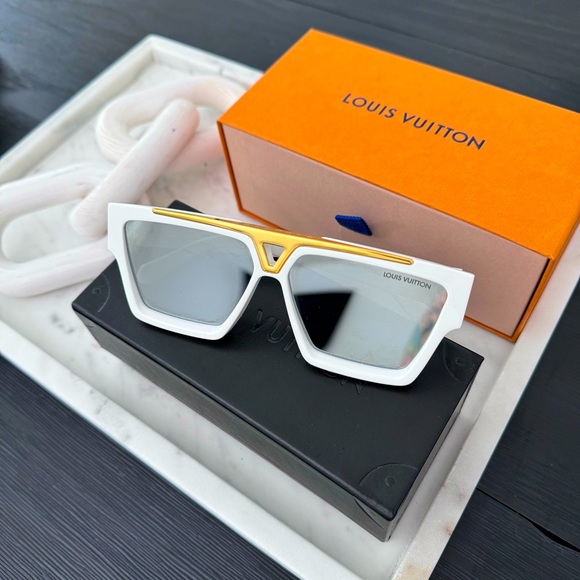 LOUIS VUITTON SUNGLASSES - Picture 1 of 9